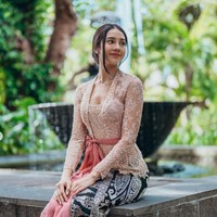 Mengenakan kebaya Bali berwarna nude dipadukan rok kain hitam, Anya tampil cantik mempesona. Penampilannya pun kembali banjir pujian netizen. Foto: Instagram/@anyageraldine