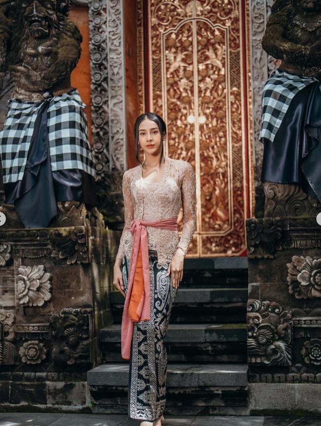 Seperti biasa Anya tampak hanya mengenakan riasan wajah minimalis. Rambutnya pun tampak simpel dengan hanya dicepol ke belakang dan menyisakan poni panjang di bagian kiri dan kanan rambutnya. Foto: Instagram/@anyageraldine