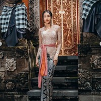 Seperti biasa Anya tampak hanya mengenakan riasan wajah minimalis. Rambutnya pun tampak simpel dengan hanya dicepol ke belakang dan menyisakan poni panjang di bagian kiri dan kanan rambutnya. Foto: Instagram/@anyageraldine