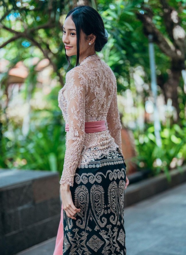Kebaya tersebut membuat lekuk tubuh Anya jelas terlihat. Seperti yang diketahui, selama ini Anya memang tak hanya dikenal karena kecantikannya, melainkan juga tubuh langsingnya yang kerap dipuji body goals dan berhasil bikin iri banyak wanita. Foto: Instagram/@anyageraldine