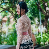Kebaya tersebut membuat lekuk tubuh Anya jelas terlihat. Seperti yang diketahui, selama ini Anya memang tak hanya dikenal karena kecantikannya, melainkan juga tubuh langsingnya yang kerap dipuji body goals dan berhasil bikin iri banyak wanita. Foto: Instagram/@anyageraldine