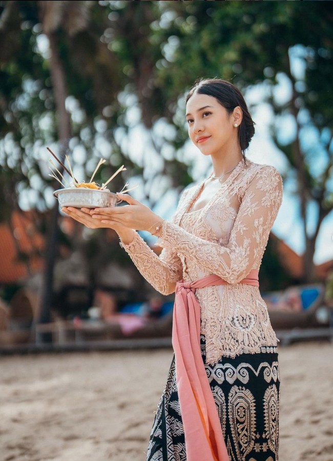 Mengenakan kebaya Bali, Anya juga tampak membawa canang sari, semacam sesajen yang biasa digunakan umat Hindu di Bali. Foto: Instagram/@anyageraldine