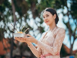 8 Potret Anya Geraldine Anggun Jadi Gadis Bali, Berkebaya Sambil Bawa Sesajen