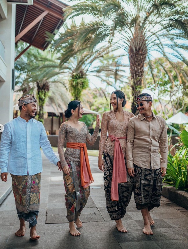 Tak sendirian, Anya tampak ditemani beberapa rekannya, salah satunya aktor Bio One. Berdiri sebelahan, Anya dan Bio tampil kompak mengenakan pakaian adat Bali senada. Foto: Instagram/@anyageraldine