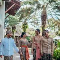 Tak sendirian, Anya tampak ditemani beberapa rekannya, salah satunya aktor Bio One. Berdiri sebelahan, Anya dan Bio tampil kompak mengenakan pakaian adat Bali senada. Foto: Instagram/@anyageraldine