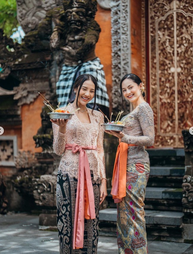 Berpose bersama rekan sesama artis, Anya dan Clara Bernadeth tampak memamerkan senyum manis mereka ke arah kamera. Sama-sama mengenakan kebaya Bali, keduanya terlihat cantik. Foto: Instagram/@anyageraldine