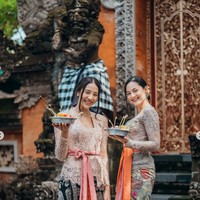 Berpose bersama rekan sesama artis, Anya dan Clara Bernadeth tampak memamerkan senyum manis mereka ke arah kamera. Sama-sama mengenakan kebaya Bali, keduanya terlihat cantik. Foto: Instagram/@anyageraldine