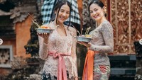Selanjutnya ada Clara Josephine Bernadet yang juga mengenakan baju adat Bali saat bersama Anya Geraldine. Ia tampil anggun dengan kebaya silver dan selendang serupa dengan Anya. Foto: Instagram @anyageraldine
