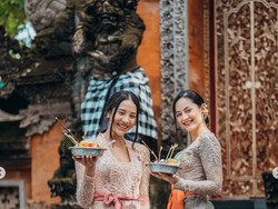 Selanjutnya ada Clara Josephine Bernadet yang juga mengenakan baju adat Bali saat bersama Anya Geraldine. Ia tampil anggun dengan kebaya silver dan selendang serupa dengan Anya. Foto: Instagram @anyageraldine