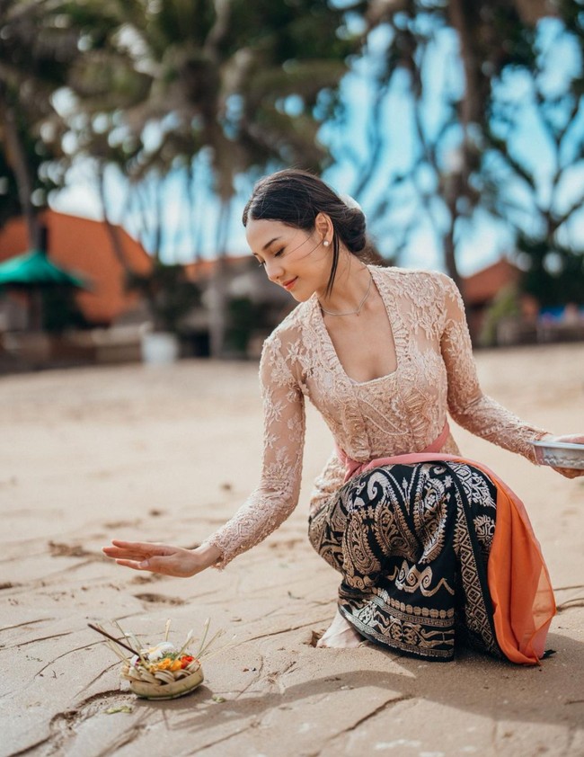 “ku akhiri segalanya dengan ‘Astungkara’” tulis Anya di keterangan unggahannya. Dalam agama Hindu, Astungkara sendiri memiliki arti semoga terjadi atas kehendak-Nya. Foto: Instagram/@anyageraldine