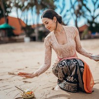 “ku akhiri segalanya dengan ‘Astungkara’” tulis Anya di keterangan unggahannya. Dalam agama Hindu, Astungkara sendiri memiliki arti semoga terjadi atas kehendak-Nya. Foto: Instagram/@anyageraldine