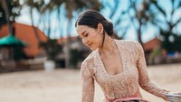Anya Geraldine tampil anggun mengenakan baju adat Bali bernuansa krem dengan selendang merah muda. Rambutnya juga ditata sederhana namun rapi dan menawan. “ku akhiri segalanya dengan Astungkara”,” tulisnya di Instagram. Foto: Instagram @anyageraldine