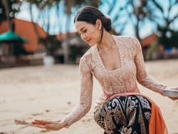 Anya Geraldine tampil anggun mengenakan baju adat Bali bernuansa krem dengan selendang merah muda. Rambutnya juga ditata sederhana namun rapi dan menawan. “ku akhiri segalanya dengan Astungkara”,” tulisnya di Instagram. Foto: Instagram @anyageraldine