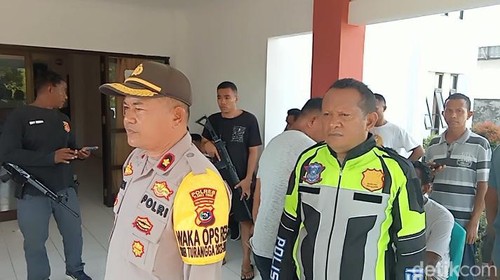 Aparat berjaga di depan Kantor Camat Larantuka.