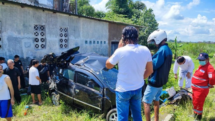 Ayla ringsek tertabrak kereta di Malang