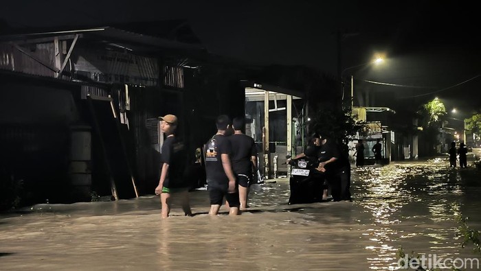 Banjir di Pakal, Surabaya yang sempat setinggi lutur disebut warga setempat kiriman dari Menganti, Gresik.