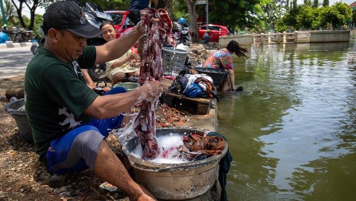 Warga menjemur barang rumah tangga yang masih bisa diselamatkan pascabanjir yang merendam rumah mereka di Desa Wonorejo, Kecamatan Karanganyar, Kabupaten Demak, Jawa Tengah, Minggu (18/2/2024). Meskipun banjir yang merendam Kecamatan Karanganyar sejak 10 hari lalu akibat jebolnya tanggul Sungai Wulan yang berhasil ditangani Kementerian PUPR berangsur surut, namun sejumlah titik permukiman masih ada yang terendam hingga sekitar 1 meter dan warga membutuhkan air bersih untuk pembersihan rumah, pakaian, dan peralatan pembersih rumah. ANTARA FOTO/Aji Styawan/rwa.