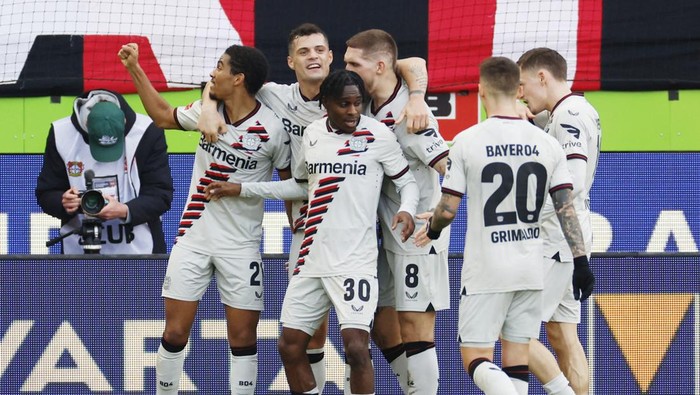 Soccer Football - Bundesliga - 1. FC Heidenheim v Bayer Leverkusen - Voith-Arena, Heidenheim, Germany - February 17, 2024 Bayer Leverkusens Jeremie Frimpong celebrates scoring their first goal with teammates REUTERS/Heiko Becker DFL REGULATIONS PROHIBIT ANY USE OF PHOTOGRAPHS AS IMAGE SEQUENCES AND/OR QUASI-VIDEO.