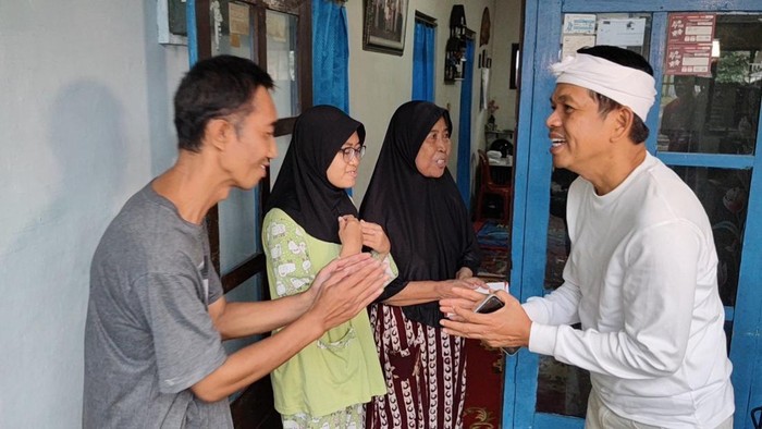 Dedi Mulyadi saat takziah ke rumah anggota KPPS yang meninggal dunia.