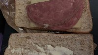 Kalau ini sandwich yang diabadikan salah satu penumpang dari maskapai Norwegia. Isian sandwich dengan potongan daging ham kalkun ini tampak tidak menggugah selera. Foto: Pool/Site