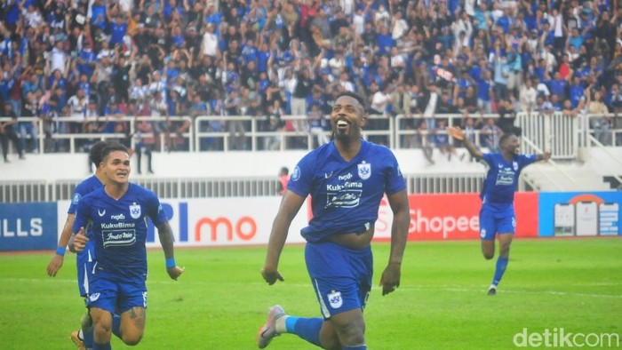 Dukungan penuh dari suporter setiap PSIS bertanding di Stadion Jatidiri Semarang.