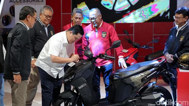 Menteri BUMN Erick Thohir meluncurkan Motor Gesits Garuda di ajang Indonesia International Motor Show (IIMS) di JIExpo Kemayoran, Jakarta, Minggu (18/2/2024).