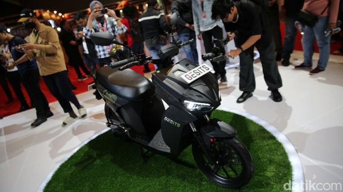Menteri BUMN Erick Thohir meluncurkan Motor Gesits Garuda di ajang Indonesia International Motor Show (IIMS) di JIExpo Kemayoran, Jakarta, Minggu (18/2/2024).