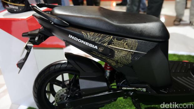Menteri BUMN Erick Thohir meluncurkan Motor Gesits Garuda di ajang Indonesia International Motor Show (IIMS) di JIExpo Kemayoran, Jakarta, Minggu (18/2/2024).