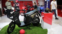 Khusus di IIMS untuk setiap pembelian Gesits Garuda akan mendapatkan helm special edition Garuda dan jersey baru timnas Indonesia tahun 2024. 