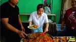 Momen Farida Nurhan Mukbang di Warteg, Lauknya Sampai Menggunung!