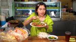 Momen Farida Nurhan Mukbang di Warteg, Lauknya Sampai Menggunung!