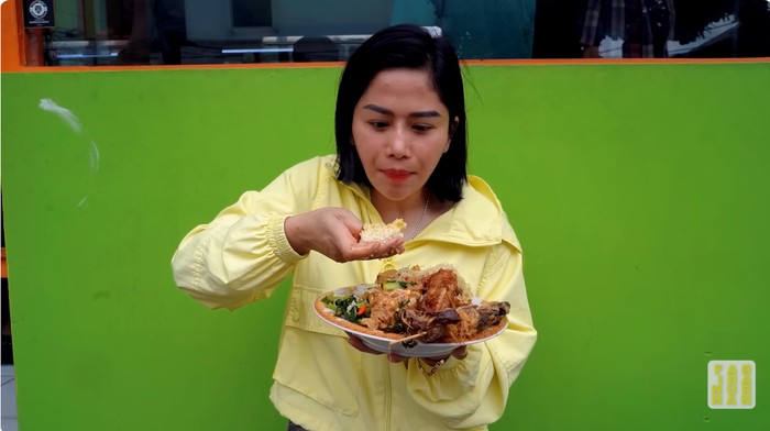 Farida Nurhan Farida Nurhan makan di warteg