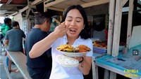 Warung Mamih Bule yang berlokasi di Radio Dalam, Jakarta Selatan juga pernah dikunjungi Omay. Ia menikmati nasi rames itu dengan lauk sayur lodeh, tumis daun pepaya (sayur ganja), hingga telur dadar dadakan. Foto: YouTube Farida Nurhan
