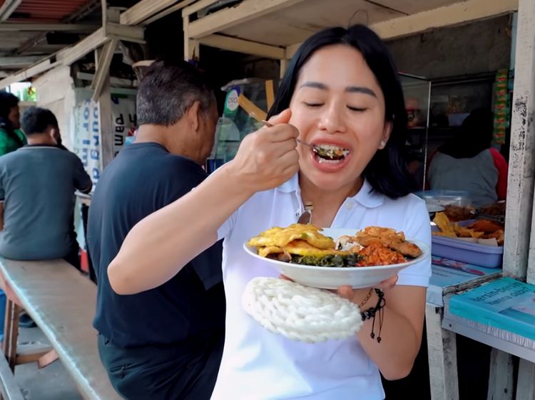 Momen Farida Nurhan Mukbang di Warteg, Lauknya Sampai Menggunung!