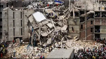 Runtuhnya Rana Plaza tahun 2013 di Dhaka, Bangladesh merupakan bencana industri terburuk dalam beberapa waktu terakhir. Bencana tersebut merenggut sekitar 1.134 nyawa dan melukai sedikitnya 2.500 lainnya. Ada beberapa alasan mencolok di balik jatuhnya Rana Plaza. Pertama-tama, bangunan itu dibangun di atas kolam yang diisi, dan hal itu membahayakan integritas strukturalnya. Itu memiliki tiga lantai lebih banyak dari izin aslinya, dan bahan konstruksinya paling buruk di bawah standar. Selain itu, kelalaian pabrikan sangat mencengangkan dan semua faktor menunjukkan keruntuhan situs komersial yang tak terhindarkan. Foto: Unbelivable Facts