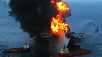 Tumpahan minyak Deepwater Horizon tahun 2010 di Teluk Meksiko, AS. Korban yang dilaporkan sebanyak 11 orang tewas dan 17 orang luka-luka. Namun, tumpahan minyak menyebabkan kematian sejumlah besar flora dan fauna di bawah air, termasuk spesies yang terancam punah. Ini merupakan tumpahan minyak laut terbesar yang pernah terjadi. Investigasi yang dilakukan mengungkapkan bahwa penyebab utama bencana ini adalah perencanaan sumur yang buruk. Sumur tersebut tidak mempunyai semen yang cukup antara selubung produksi berukuran tujuh inci dan selubung pelindung yang berukuran hampir sepuluh inci. Alasan lainnya adalah kerusakan Blow-Out Preventer (BOP) yang gagal melakukan tugasnya menyegel dan mengendalikan sumur gas.Foto: Unbelivable Facts