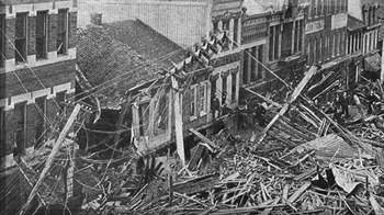 Banjir Johnstown di Pennsylvania, 1889. Hujan lebat dan jebolnya bendungan yang terbengkalai menyebabkan bencana yang menyebabkan 2.209 kematian dilaporkan, dan hampir menyapu bersih kota Johnstown. Bendungan South Fork adalah bendungan yang tidak dirawat dengan baik dan tidak cukup kuat untuk menahan tekanan luar biasa dari Danau Conemaugh. Namun, hujan lebat ditambah dengan tekanan danau menyebabkan kegagalan bendungan dan banjir besar pun terjadi. 2.209 orang dilaporkan tewas dalam “Banjir Besar tahun 1889.” Selain itu, perkiraan kerusakan properti adalah sekitar USD 17 juta, jumlah yang sangat besar pada saat itu. Foto: Unbelivable Facts