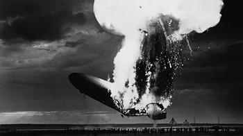 LZ-129 Hindenburg Jerman adalah pesawat komersial terbesar yang pernah dibuat. Ukurannya tiga kali lipat Boeing 747, dan mampu mencapai kecepatan tertinggi 84 mph. Pada saat itu, pesawat ini merupakan pesawat yang paling canggih secara teknologi. Kecelakaan itu terjadi pada 6 Mei 1937. Hindenburg membawa 97 penumpang ketika meledak memenuhi langit New Jersey dengan asap yang membara. Penyebab kecelakaan itu adalah kebocoran gas hidrogen dari sel bahan bakar yang bercampur dengan oksigen membentuk campuran yang sangat mudah terbakar. Campuran ini memicu dan menimbulkan api besar. Ini adalah kecelakaan teknik pertama yang terekam dalam film, dan menghancurkan kepercayaan masyarakat terhadap kapal udara. Foto: Unbelivable Facts