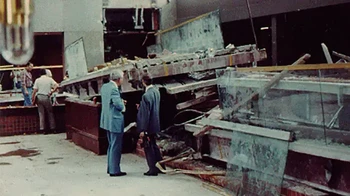 Bencana itu terjadi di hotel Hyatt Regency Kansas City di Missouri. Pada tanggal 17 Juli 1981, dua jalan setapak yang berdekatan runtuh tepat di lobi hotel. Saat itu, hotel mengadakan pesta dansa teh dan lebih dari 1.600 orang berkumpul di lobi. Dilaporkan, 114 orang tewas dan lebih dari 216 orang luka-luka. Selain itu, kerugian harta benda yang diakibatkannya berkisar beberapa juta dolar.Rupanya, para konstruktor menemukan cacat desain selama pembangunan hotel. Mereka memutuskan untuk memperbaikinya sedemikian rupa sehingga mengakibatkan dua jalan setapak di lantai dua dan empat berdekatan sehingga menyebabkan pembebanan ganda pada atap atrium.Foto: Unbelivable Facts