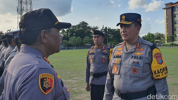 Kapolda Riau saat pimpin apel pelepasan personel pengamanan pemilu. (Raja Adil Siregar/detikSumut)