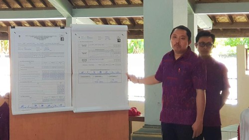 Foto: Rapat pleno oleh PPK Manggis sebelum ditunda karena ada instruksi dari KPU RI, Minggu (18/2/2024). (Istimewa)