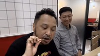 Setelah blusukan ke Antapani, Bandung, suami Cynthia Riza itu pun mampir ke warung sate Maranggi Ko Angga. Ia makan beberapa tusuk sate dilengkapi nasi putih. Foto: Instagram @giring
