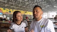 Setelah memilih camilan pelengkap, mereka pun siap menyantap soto beningnya. Tampaknya Giring dan istrinya menyukai soto ini.  Foto: Instagram @giring