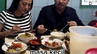 Soto bagaikan kuliner favorit caleg ini. Giring Ganesha pun sempat menyambangi warung Soto Berto di Manahan. Selain soto dan sate-satean, ia juga pesan Tongseng Buntelnya nih. Foto: Instagram @giring