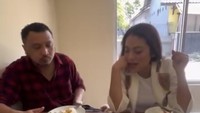 Tidak hanya saat di Solo, tetapi saat di Jogja pasangan suami istri itu juga sarapan di warung soto. Kali ini ia sarapan di Soto Kadipiro yang sudah jadi langganan Giring sejak kecil. Foto: Instagram @giring