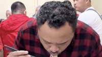 Momen kulinerannya berlanjut dengan mencoba bakmi karet legendaris di Jakarta Pusat. Menurutnya, ayam kampung, pangsit, dan baksonya juara. Foto: Instagram @giring