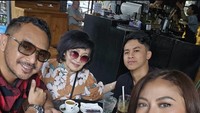 Terlepas dari kulineran blusukannya, Giring Nidji juga menyempatkan waktu bersama keluarga dengan makan mie ayam sambil ngopi. Foto: Instagram @giring