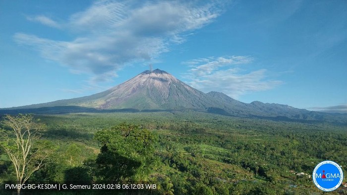 gunung semeru erupsi