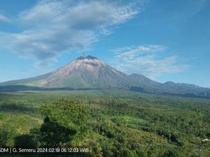Gunung Semeru Kembali Erupsi, Tinggi Letusan 400 Meter dari Puncak