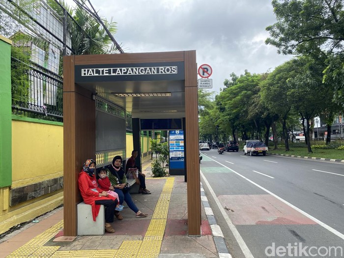 Halte Lapangan Ros (Devi Puspitasari/detikcom)
